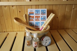 Karibu 8-teiliges Zubehör Aktionsset bestehend aus 2 Saunadüften, Aufgusskübel, Schöpfkelle, Sanduhr, Klimamesser, Baderegeltafel, Sauna-Innenraum Pflegebox